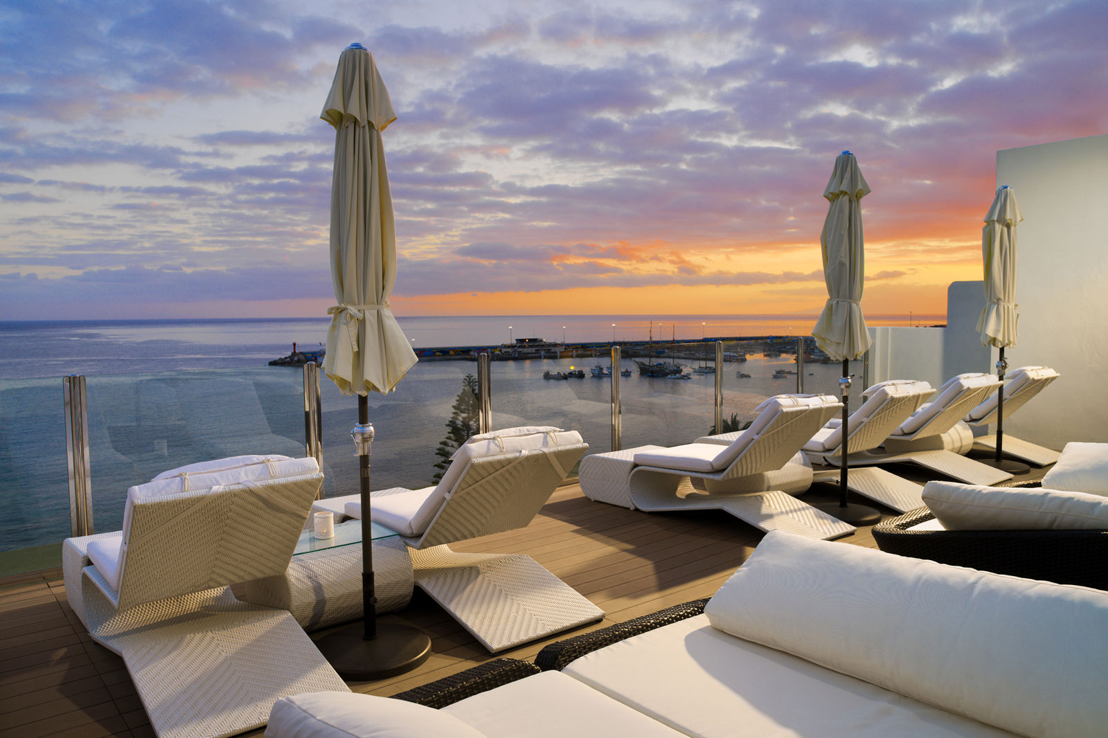 Luxe ligbedjes die uitkijken op zee